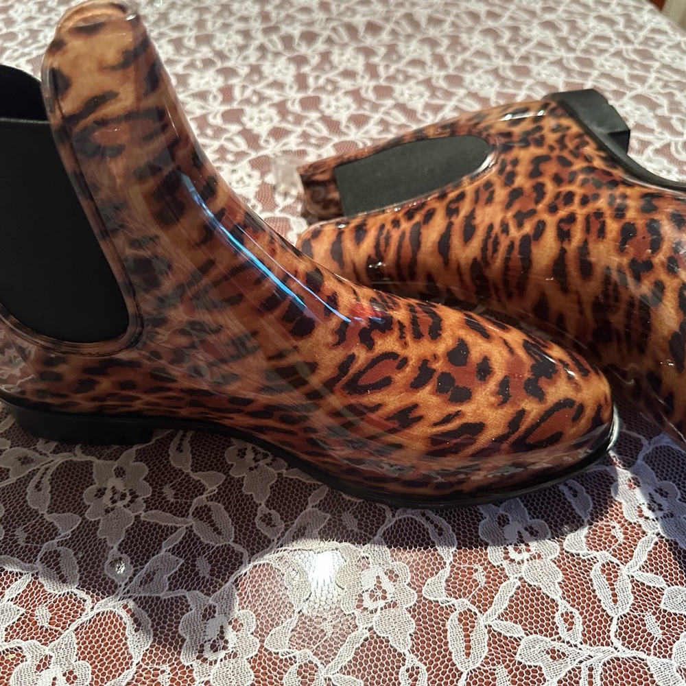 Leopard rain boots!!